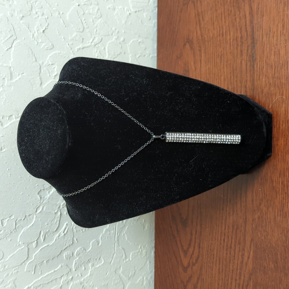 3/$20🌟 Avon 20" Pave Crystal Accented Bar Drop Necklace